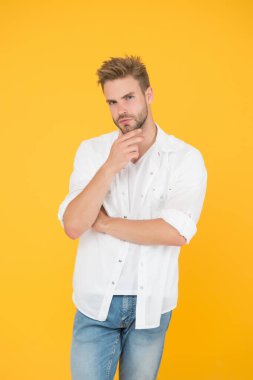 Seçiminden emin. Yakışıklı adam beyaz tişört giyip stüdyoda poz veriyor. Sıradan bir yakışıklılık. Sıradan bir şehir hayatı. Kot pantolonlu ve gömlekli iş adamı. Gündelik giysiler içinde bin yıllık bir adamın portresi.