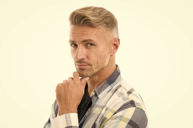 Değerli yargılama. Bir düşüneyim. Bir fikrim var. Tüylü ve sakallı. Doğal güzellik. Çekici, bakımlı, sakallı bir adam. Berber dükkanı konsepti. Kır saçlı. Berber kuaförü. Erkek kozmetikleri