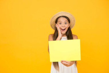 Gerçekten çok tatlı. Retro çocuk sürpriz yaptı. Duyuru ve bilgi. Boş kağıtlı, tropik zarif bir kız. kopyalama alanı. Sarı arka planda hasır şapkalı mutlu kız. Romantik kız gezgin