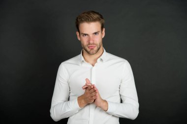 Sağlıklı bir cilt geliştirin. Tıraşsız yüz derisi olan genç bir adam. Cilt bakımı rutini. Sağlık hizmetleri. Erkek bakım ürünleri. Cilt kozmetiği. Cilt sağlığına dikkat et.