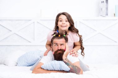 Komik saç stili. Evin sınırlarına sıkıştırılmış. Mutlu bir çocukluk. Yatak odasında dinleniyor. Kız ve baba. Çocuklarla karantina. Mutlu bir aile. Aile eğlencesi. Pijama partisi. Kuaför ya da stilist