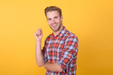Yakışıklı bir manken portresi. Karizmatik bir adam kareli gömlek giyiyor. Ekose gömlekli adam kolları bağlı duruyor. Mükemmel saç stili. Erkek berber dükkanında tımar yapıyor. moda modası görünümü
