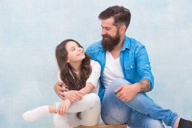 Babalar Günü 'nü kutlayan mutlu aile. Tatilleri kutlayan kız ve baba. Tatil kutlaması. Mutlu kutlamalar. Kutlamaya devam. Hipster ailesi. Babasına bak, kızını al. Birlikte daha iyi.
