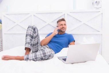 İnternet üzerinden eğitim. Mobil suistimal ile ev hayatı. Yakışıklı bir adam internetten biriyle çıkıyor. Yatak odasında rahat bir erkek. İnternet 'ten hoşlanan adam. Sosyal medya bağımlılığı. Bilgisayar bağımlısı. Sıkı çalış, dinlenme.