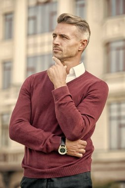 Sıradan bir şekilde katlanmış. Gündelik giyinmiş yakışıklı bir adam. Gündelik trendler. Modern erkekler için kıyafet dolabı. Pek çok olay için gündelik ama zarif bir seçim.