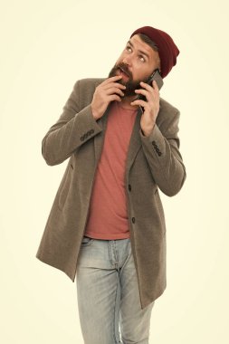Modern hayat mobil teknoloji olmadan imkansızdır. Modern sakallı adam akıllı telefondan konuşuyor. Kafkasyalı hippi modern cep telefonuyla arama yapıyor. Günlük yaşamda modern teknolojiyi kullanmak