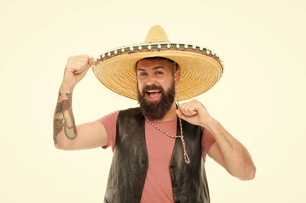 给他的西班牙服装加帽子. 留着胡子的男人戴着传统的索姆博罗帽微笑着。 快乐的嬉皮士,留着胡子,身穿休闲装,头戴墨西哥帽. 头戴传统草帽的墨西哥人 — 图库照片