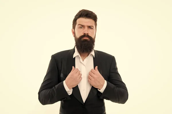 Een superheld. Gezichtshaar en verzorging. Modemodel met lange baard en snor. Zakenmensen mode stijl. Mensenkleding en mode concept. Een knappe bebaarde zakenman draagt een formeel pak. — Stockfoto