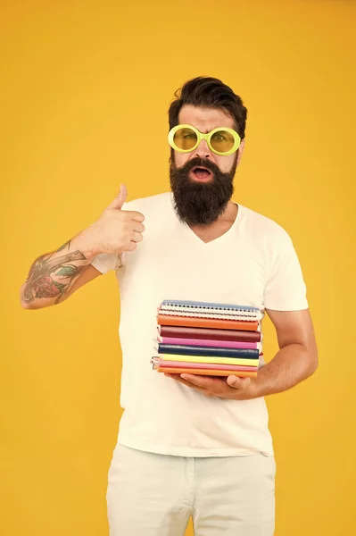 Mi piace leggere libri. L'uomo barbuto con i libri mostra i pollici in su. Scuola e istruzione. Lezione privata. Avviamento. Prendi in prestito libri dalla biblioteca. Servono più libri — Foto Stock