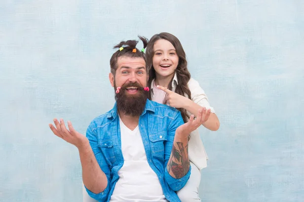 A divertir-me. feliz dia da família. Menina pequena brincar com o pai. O pai barbudo a divertir-se com o miúdo. Dia das crianças. amor e confiança. filha e pai com penteado engraçado. cabeleireiro e barbearia — Fotografia de Stock