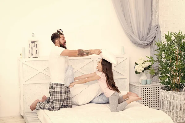 Juntos hacemos familia. Familia feliz. Familia de padre e hija se divierten en el dormitorio. Padre e hijo juegan a las almohadas. Juegos familiares — Foto de Stock