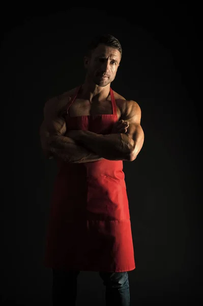 Régime alimentaire. Un homme chef porte un tablier. Sexy chef musclé fond noir. Chef cuisinier attrayant. bodybuilder chef musculaire. Régime sportif. Délicieuse recette. Cuisine macho sexy. Additifs alimentaires — Photo