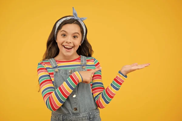 Petit fond jaune enfant. vieux jeu d'enfant. petit mouchoir beauté cheveux longs. style vintage. bonne enfance. fille rétro geste joyeux. vacances d'été joie. présentation du produit — Photo