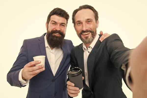 Selfie con un amigo. Hora del almuerzo. Una pequeña charla. Disfrutando del café. Los hombres barbudos se comunican relajante café descanso conferencia de negocios. Visitar la convención o cumbre de negocios. Gente de negocios café descanso —  Fotos de Stock