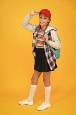 Mutlu bir çocukluk. Sevimli hippi ergen çocuk sarı arka planda. Neşeli bir genç. Küçük kız uzun saçlı. Gençlik modası. Ergen yaşam tarzı. Okul günleri. Modern bir genç. Kendinden emin ve kaygısız.