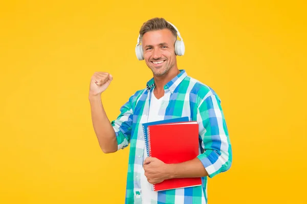 Las mejores plataformas de aprendizaje en línea para explorar. Hombre escuchando conferencia en línea. Cursos en línea para el aprendizaje remoto durante la cuarentena. Estudiante adulto escuchar música. El tipo usa auriculares. Aprendizaje infinito —  Fotos de Stock