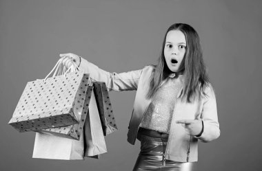 Alışveriş en iyi terapidir. Alışveriş günü mutluluğu. Kıyafet al. Moda bağımlısı bir alıcı. Moda butiği çocukları. Doğum günü kızı alışverişi. Kara Cuma en iyi anlaşmalar. Çantalı mutlu çocuk.