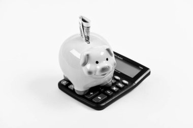 Tasarruf hesabı. Tasarruf. Tasarruf depozitosu tasarruf etmek için uygun esnek bir yoldur. Ekonomi ve finans. Piggy Bank Pembe Domuz dolar banknot ve hesap makinesi doldurdu. Mali refah
