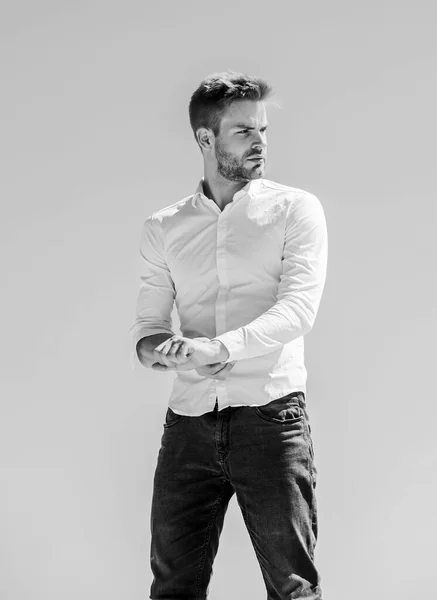 Um homem atraente a tirar a camisa. Confiante no seu apelo. Estilo de negócio barbudo. Dia quente ao ar livre. Modelo de moda de homem bonito. Homem machão sexy. Temporada quente. Formal. Estilo formal — Fotografia de Stock