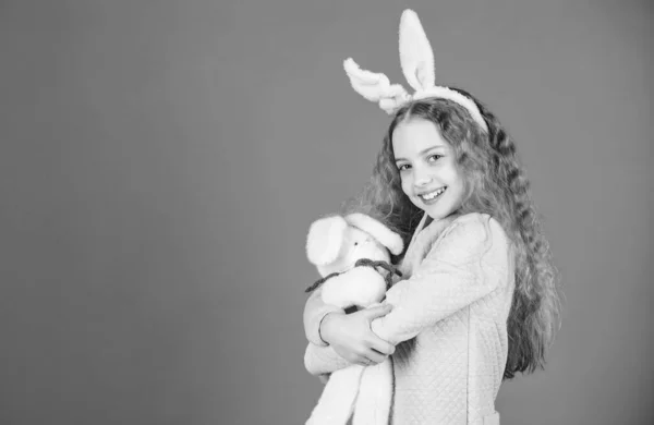 Egg hunt. Family holiday. Spring party. Little girl with hare toy. Happy easter. Child in rabbit bunny ears. copy space.h appy small child. small child with toy. Child with small toy hare. Happy day — Stock Photo, Image