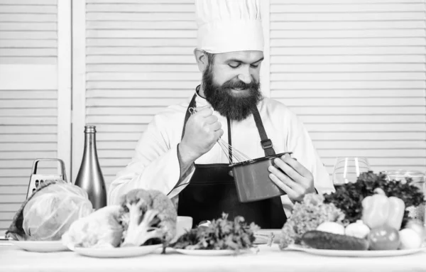 Isto é para ti. Cozinhar alimentos saudáveis. Hipster maduro com barba. Salada vegetariana com legumes frescos. Dieta de alimentos orgânicos. Culinária culinária. Vitamina. Homem barbudo feliz. Receita chef — Fotografia de Stock