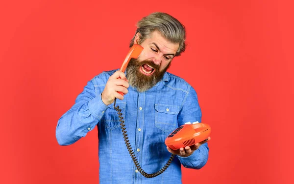 Ideas innovadoras. Un hombre de negocios hablando por teléfono vintage en su oficina. negocios ágiles. teléfono fijo vintage. Hola 80. Hombre con bigote sosteniendo teléfono vintage. dispositivo de comunicación vintage — Foto de Stock