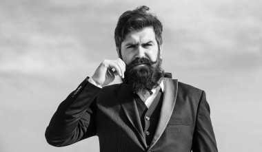 Rutin bakım ile başlayın ve sonuçta daha iyi dünya kurşun. Erkek sakallı hipster resmi takım elbise mavi gökyüzü arka plan giymek. Vintage tarzı sakal. Yüz saç sakal ve bıyık bakımı. Sakal moda trendi