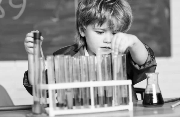 Wetenschapsconcept. Wunderkind experimenteert met chemie. Jongen test buizen kleurrijke vloeistoffen chemie school klaslokaal. Hij studeert scheikunde. Biotechnologie en farmacie. Geniale leerling. Chemische analyse — Stockfoto