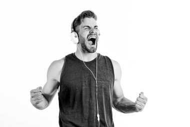 Sonunda. Kulaklıkla müzik dinleyen traşsız bir adam. Seksi kaslı adam spor müziğini dinler. Kulaklıklı adam beyazdan izole edilmiş. Mutlu kazananlar