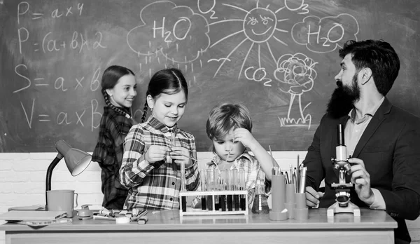Wissenschaft ist immer die Lösung. Man beobachte die Reaktion. Chemie-Experiment in der Schule. Kindern die Chemie erklären. Faszinierender Chemieunterricht. Mann bärtiger Lehrer und Schüler mit Reagenzgläsern im Klassenzimmer — Stockfoto