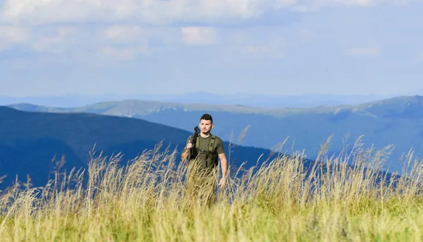 Állami határőrszolgálat. Fegyveres férfi katonai ruhával a természet hátterében. Katonai erők. Az anyaország határainak védelme. Állítsa meg az illegális bevándorlókat. Őrizd a határokat. Puskás katona — Stock Fotó