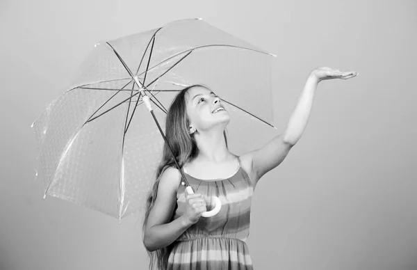 Desfrute do tempo chuvoso. Protecção invisível. Mudanças sazonais. Temporada de Outono. Aproveite o conceito de chuva. Acessório impermeável. Dias chuvosos virão. Adoro dias chuvosos. Menina criança feliz segurar guarda-chuva transparente — Fotografia de Stock