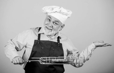 Aile hafta sonu. Izgara yemek. Sağlıklı beslenme şekli. Barbekü için mutfak aletleri. Piknik ve barbekü konsepti. Izgara tarifi. Olgun sakallı şef ızgara ızgara ızgarası tutar. Lezzetli ve lezzetli