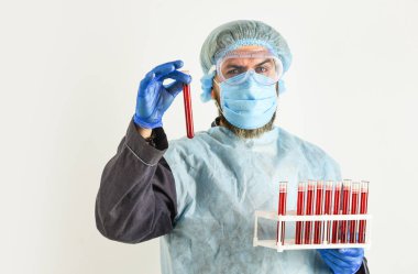 Koronavirüs salgını. Doktor bey, test tüplerini laboratuvarda tutun. Hemşire laboratuvarda çalışıyor. Tedavi için enfeksiyon tedavisi arayın. Virüs testi yapın. Kan testi yaptır. Analiz için kan verin.