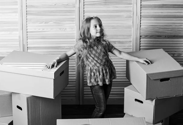 배달 서비스. 상자 상자와 저장 장치. 어린 자녀는 다른 곳으로 옮길 준비를 한다. 가족과 떨어져 지내는 것은 흥미 로울 수있지만, 아이들에게 스트레스가 될 수도 있습니다. 소녀는 박스 배경을 재배치 합니다. 대치하는 개념 — 스톡 사진