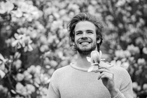 Sentirsi rinfrescati. Festa della donna. uomo naturale sfondo stagionale. vacanza primaverile. Regalo per la festa della mamma. odore di sakura. godere del bel tempo. Un bel giardiniere. ragazzo sexy fiore magnolia albero dei fiori — Foto Stock