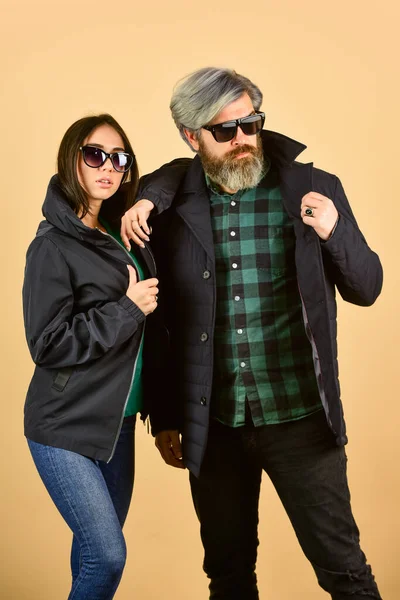 Casal na moda em óculos de sol. Roupa Outono ao ar livre. par elegante de modelos em roupas de outono posando. Casal de moda apaixonado. Desfrutando de tempo de outono juntos. casal elegante posando na rua — Fotografia de Stock