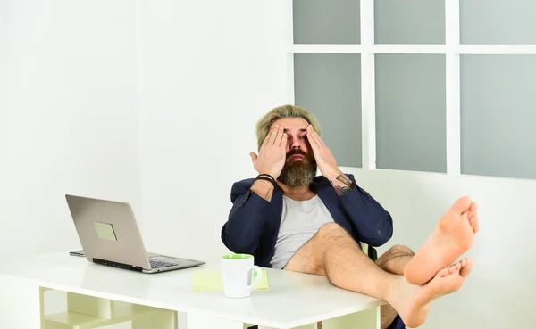 Lüks ve başarı. Bedava boş zaman. Modern iş hayatı. Çıplak ayaklı adam evde dizüstü bilgisayardan film izliyor. Siber pazartesi indirimi. Alternatif ofis çalışanı. ev internet kullanarak çalışıyor — Stok fotoğraf