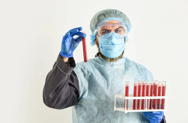 Uitbraak van een coronavirus pandemie. De dokter heeft reageerbuisjes in het lab. verpleegkundige werk in het laboratorium. zoeken infectie remedie voor behandeling. virustest doen. Laat een bloedtest doen. Doneer bloed voor analyse — Stockfoto