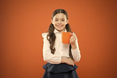 Kupalı liseli kız çay molası veriyor. Rahatla ve şarj ol. Su dengesi. Dersten önce çayın tadını çıkarıyorum. Yeterince su iç. İlham verici bir içki. Kız kakao ya da çay içer. Beyin için kalori yakıtı