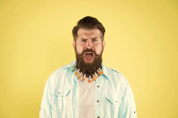 Gesichtspflege. liebe pflege meine barthaare. Wäscherei. Haartrocknen. Friseurladen. Mann Wäscheklammer auf Bart. Brutaler Rüde legte Wäscheklammer mit Herz auf Bart. bärtige Mann Hipster Casual Style. Valentinstag — Stockfoto