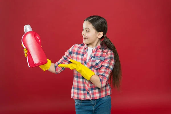 Takarítószerek. Fertőtlenítő gélek alkalmas minden család számára. Lány gumikesztyű tisztítására tartsa műanyag palack kémiai folyadék. Segíts feltakarítani. Használja termék tisztítására. Takarítási koncepció — Stock Fotó