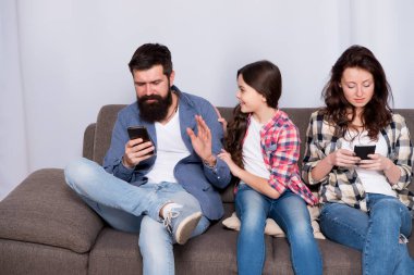 Yakın bir gelecekte sanal olun. Aile evden akıllı telefonları alır. Çocuğu geleceğe hazırlıyorum. Eğitim ve kalkınma. Geleceğin teknolojisi. Gelecek burada.