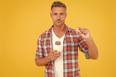 Yan etkiler. İlaç konsepti. Kenevir türevi CBD. Erkek sağlığı için gıda katkı maddeleri. Vitamin kompleksi. Yakışıklı, olgun bir adam ürününü sunuyor. Uyuşturucu hapları yakında. Elimde vitamin hapı var.