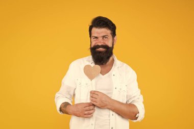Gerçek aşk. Sevgililer günün kutlu olsun. Sakallı adam mutluluğu hisseder. Aşk ve romantizm. Partide sakallı ve bıyıklı bir adam. Kendini sev. Romantik randevu için hediye. Acımasız hipster Sevgililer Günü kalbini tut