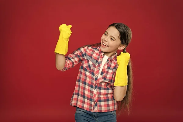 Çünkü toprak olur. Mutlu çocuk lastik eldiven takıyor, kırmızı arka plan. Küçük hizmetçi. Ev aktivitesi. Ev temizlik ürünleri. Ev işlerine yardım ediyorum. Ev işlerinin keyfini çıkarıyorum. — Stok fotoğraf