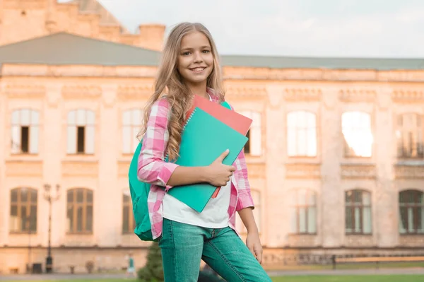 Proč kupovat knihu, když můžete vstoupit do knihovny. Happy child hold library books outdoors. Holčička jde do knihovny. Školní knihovna. Knihy a literatura. Den znalostí. Bibliopole. Knihkupectví. Vzdělání — Stock fotografie