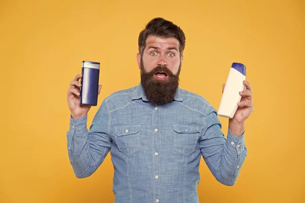 Perfecto para el hombre moderno en marcha. El hombre barbudo sostiene el cabello y el lavado corporal. Hombre brutal en estilo casual. Hombre caucásico con productos cosméticos. Cosméticos y artículos de tocador. Higiene y salud. Para la rutina diaria — Foto de Stock