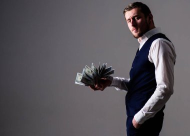 Zengin adam, başarılı girişimci nakit, banknot, para, kopyalama alanı elde etti.