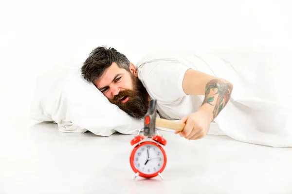 Homme agacé par l'alarme le matin. Jeune homme barbu endormi — Photo